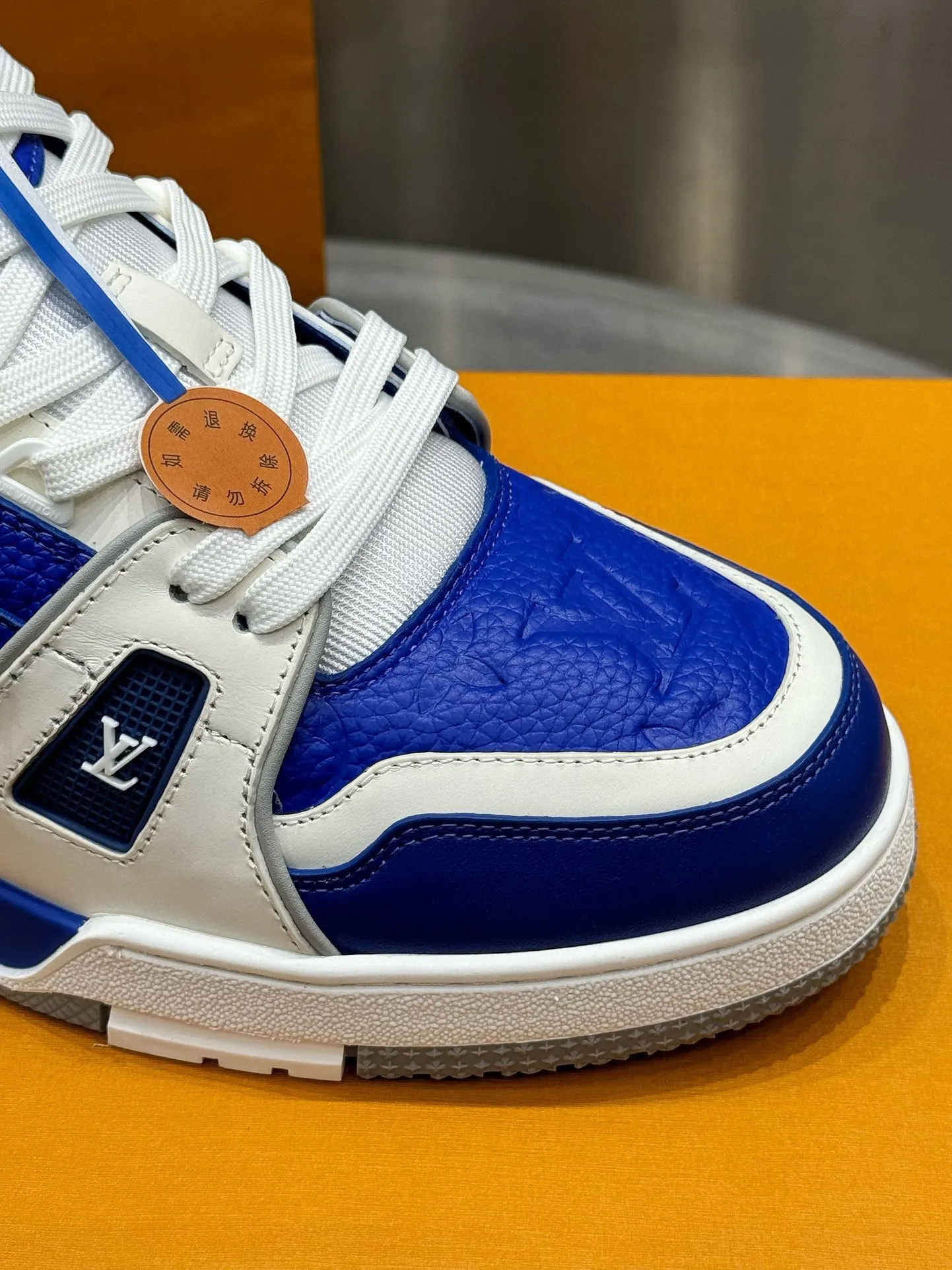 👟👟Ex-factory price 740👟👟 LOUIS VUITTON - the best-looking sneakers by Virgin Abloh, Lv Brand strongly recommends new products, official website limited edition retro basketball sneakers! Both high-top and low-top models spent money to purchase the original 1:1 accurate replica, the details are invincible, full of sincerity, imported custom-made original cowhide, the original package method is the same, the details are 100% restored, the private model customizes the original one-piece TPU outsole, which is different from other brands, without the original version, this effect cannot be achieved! LV’s best-looking couple shoes in the past, don’t miss it! Size: 35-45
